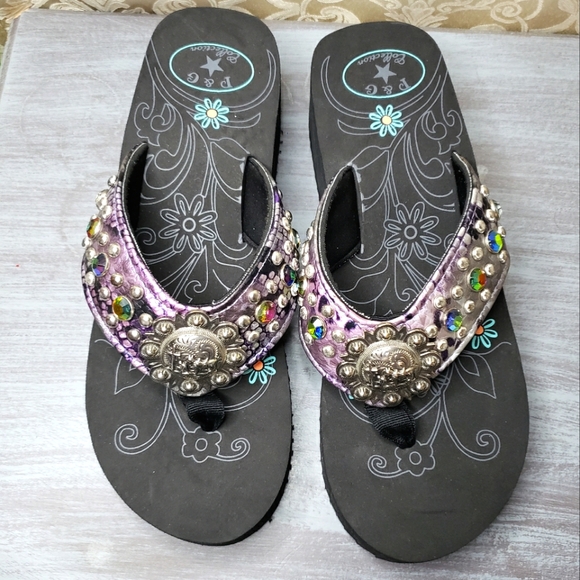 P & G Collection Jeweled Flip-flops w/man kneeling at the cross medallion size 8 - Picture 2 of 13